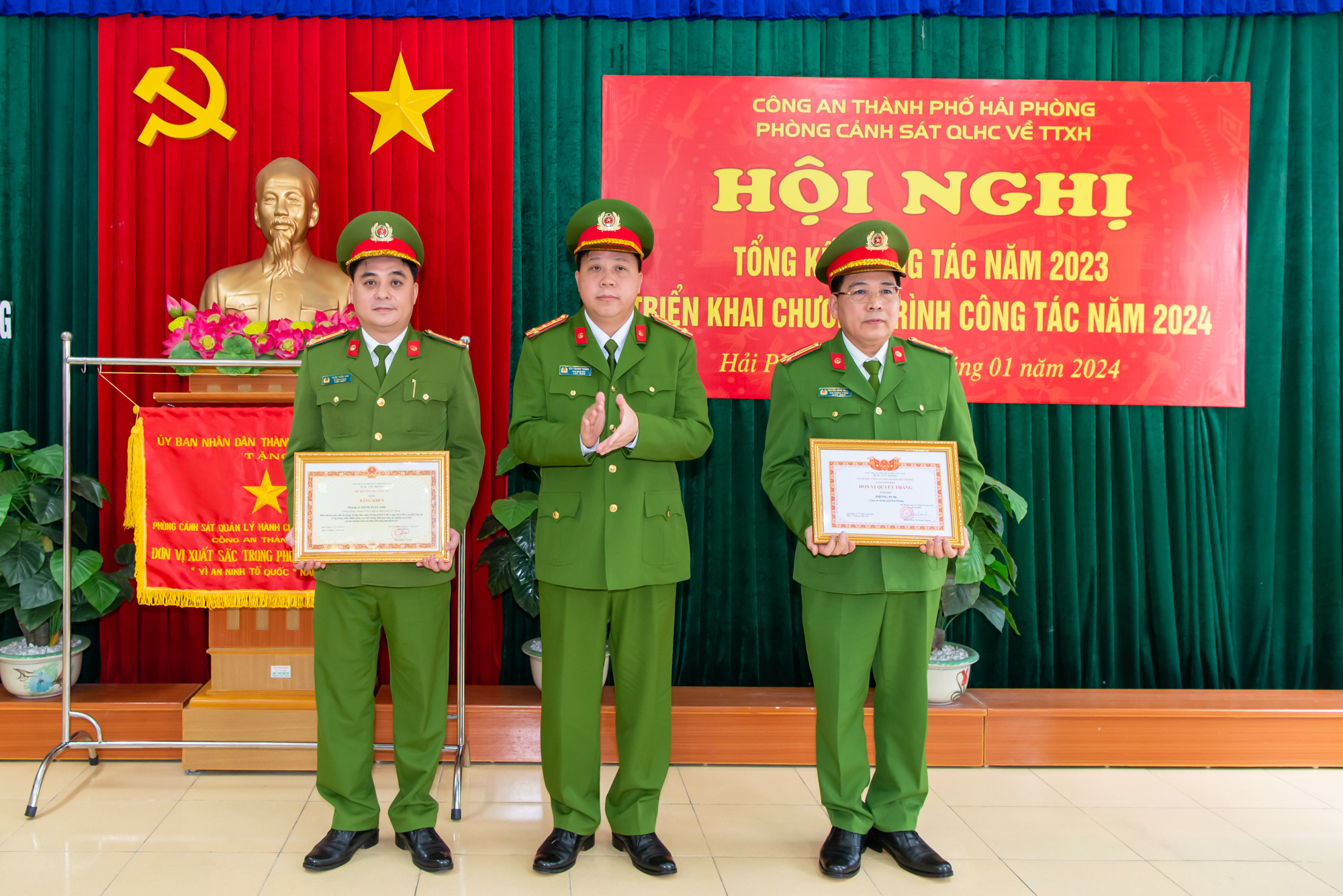 Phòng Cảnh sát QLHC về TTXH: Biểu dương 15 tập thể, cá nhân xuất sắc trong phong trào thi đua “Vì ANTQ” năm 2023